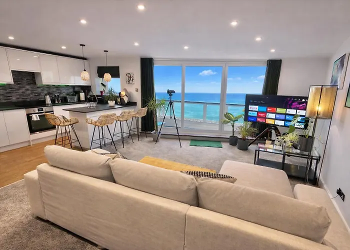 Stunning Sea View Two Double Bedroom - With Balcony - Opposite Beachfront Walk
