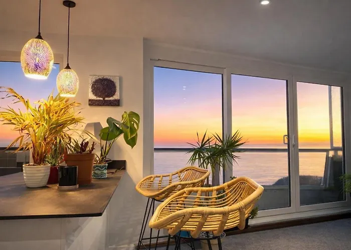 Stunning Sea View Two Double Bedroom - With Balcony - Opposite Beachfront Walk